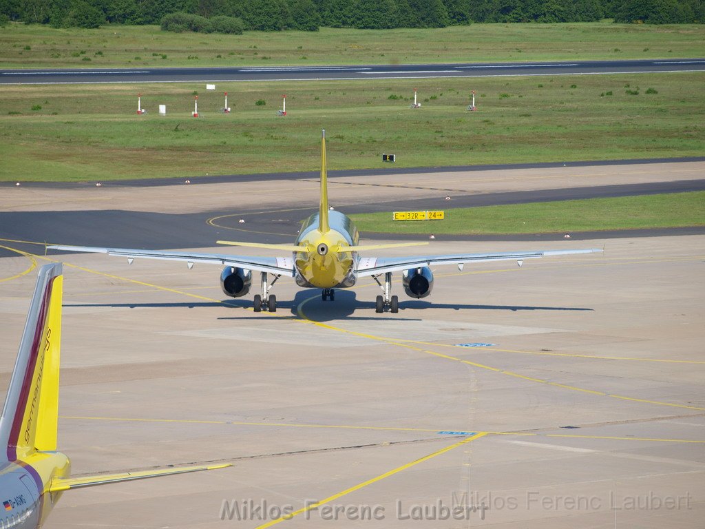 Lufthansa Airbus A 380 zu Besuch Flughafen Koeln Bonn P015.JPG
